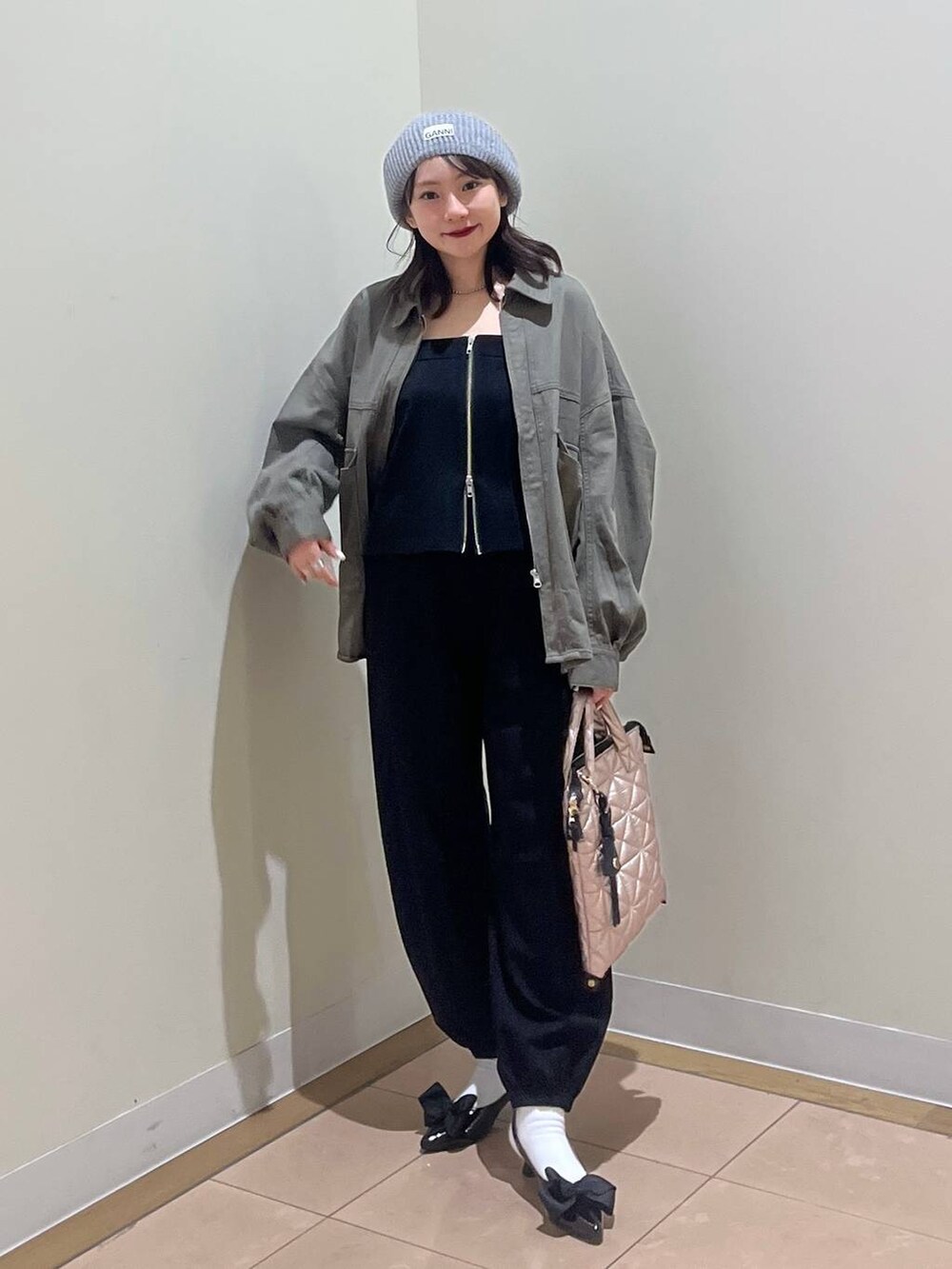 「カジュアル、着痩せ・細見え、体型カバー、ワンマイル、楽ちんコーデ、女子会、着痩せ、大人カジュアル、きれいめカジュアル、春コーデ、ママコーデ、BAYFLOW、春アウター、ヘルシー、スウェットパンツ」｜「BAYFLOWの[リボンがサイズUPして登場♪]フレフィットリボンミュール2（パンプス、ブラック系）」を使った、haruna1028bfさん（レディース・158cm）の春コーディネートの3枚目の写真