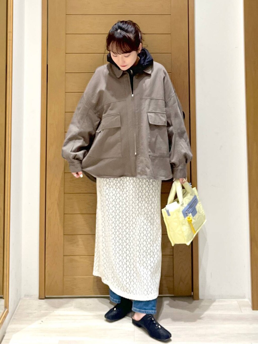 「ミリタリー、トートバッグ、春コーデ、レイヤードスタイル、メンズライク、デニムパンツ、ブルゾン、マウンテンパーカー、ロングスカート、カジュアル、着痩せ・細見え、体型カバー、ワンマイル、ママコーデ、楽ちんコーデ」|「THE NORTH FACEの【THE NORTH FACE(ザ・ノース・フェイス)】ショートコンパクトジャケット(ブルゾン、ブラック系)」を使った、haruna1028bfさん(レディース・158cm)の春コーディネートの4枚目の写真