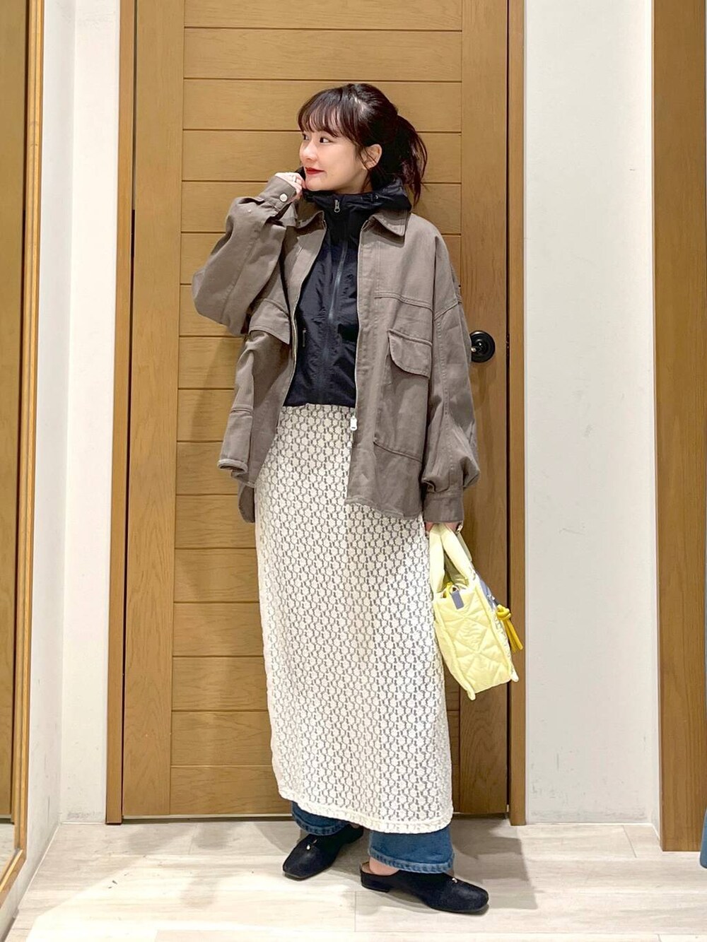 「ミリタリー、トートバッグ、春コーデ、レイヤードスタイル、メンズライク、デニムパンツ、ブルゾン、マウンテンパーカー、ロングスカート、カジュアル、着痩せ・細見え、体型カバー、ワンマイル、ママコーデ、楽ちんコーデ」|「THE NORTH FACEの【THE NORTH FACE(ザ・ノース・フェイス)】ショートコンパクトジャケット(ブルゾン、ブラック系)」を使った、haruna1028bfさん(レディース・158cm)の春コーディネートの2枚目の写真
