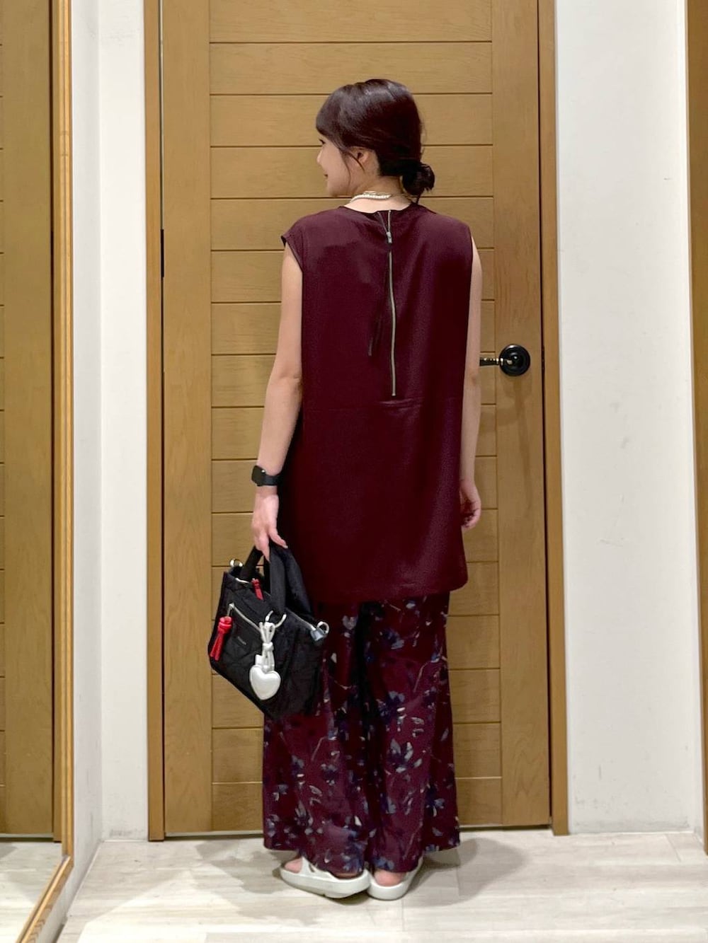 グレー系のショルダーバッグ、グレー系のサンダル、レッド系のその他パンツを着用したレディースの夏コーディネートの3枚目の写真