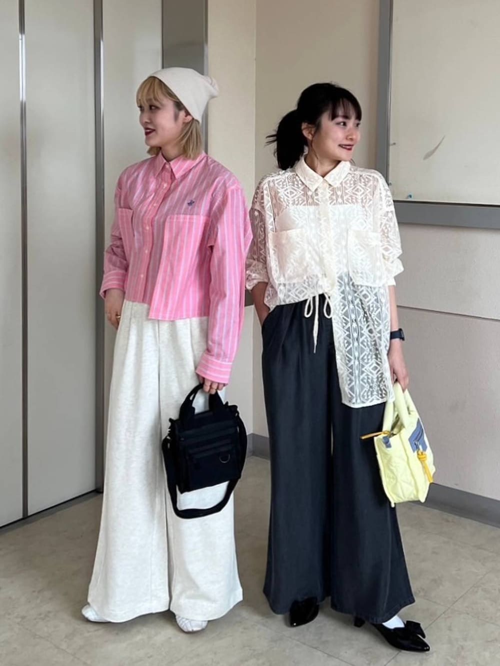 ピンク系のシャツ/ブラウス、ブラック系のパンプス、イエロー系のショルダーバッグを着用したレディースの春コーディネートの2枚目の写真