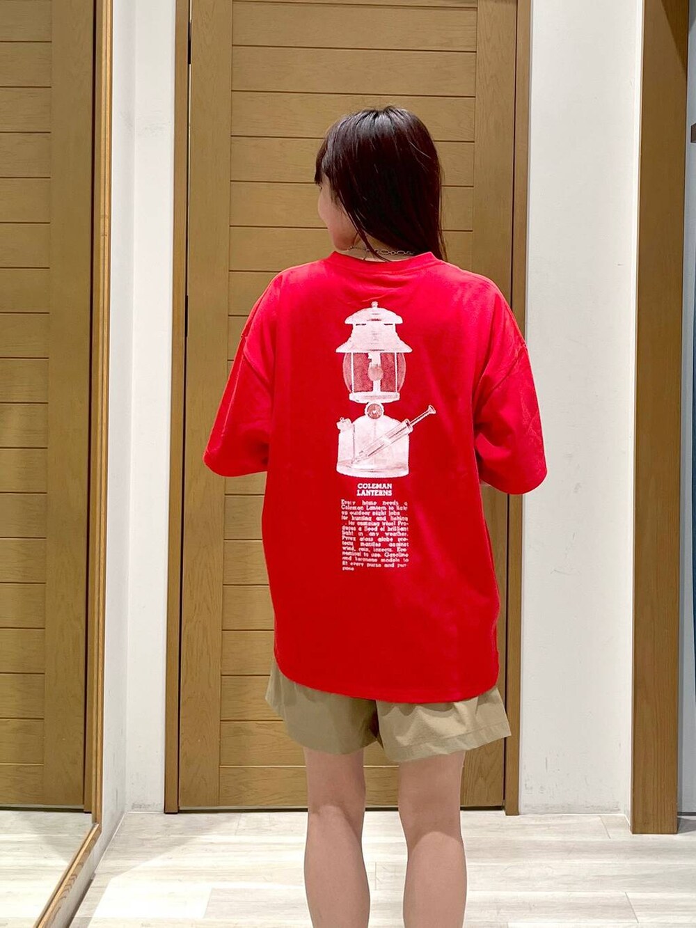 グリーン系のその他パンツ、ブラック系のトートバッグ、レッド系のTシャツ/カットソーを着用したレディースの夏コーディネートの4枚目の写真