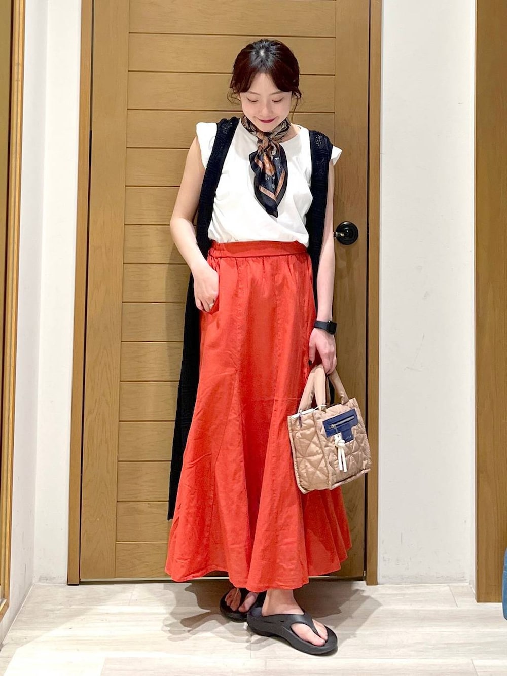 「着痩せ・細見え、カジュアル、体型カバー、ワンマイル、夏コーデ、セールコーデ、Tシャツ、ロングスカート、ママコーデ、楽ちんコーデ、着痩せ、BAYFLOW、女子会、大人カジュアル、きれいめカジュアル」｜「BAYFLOWの[すっきり見えする落ち感]コットンリネンフレアスカート（スカート、オレンジ系）」を使った、haruna1028bfさん（レディース・158cm）の春コーディネートの3枚目の写真