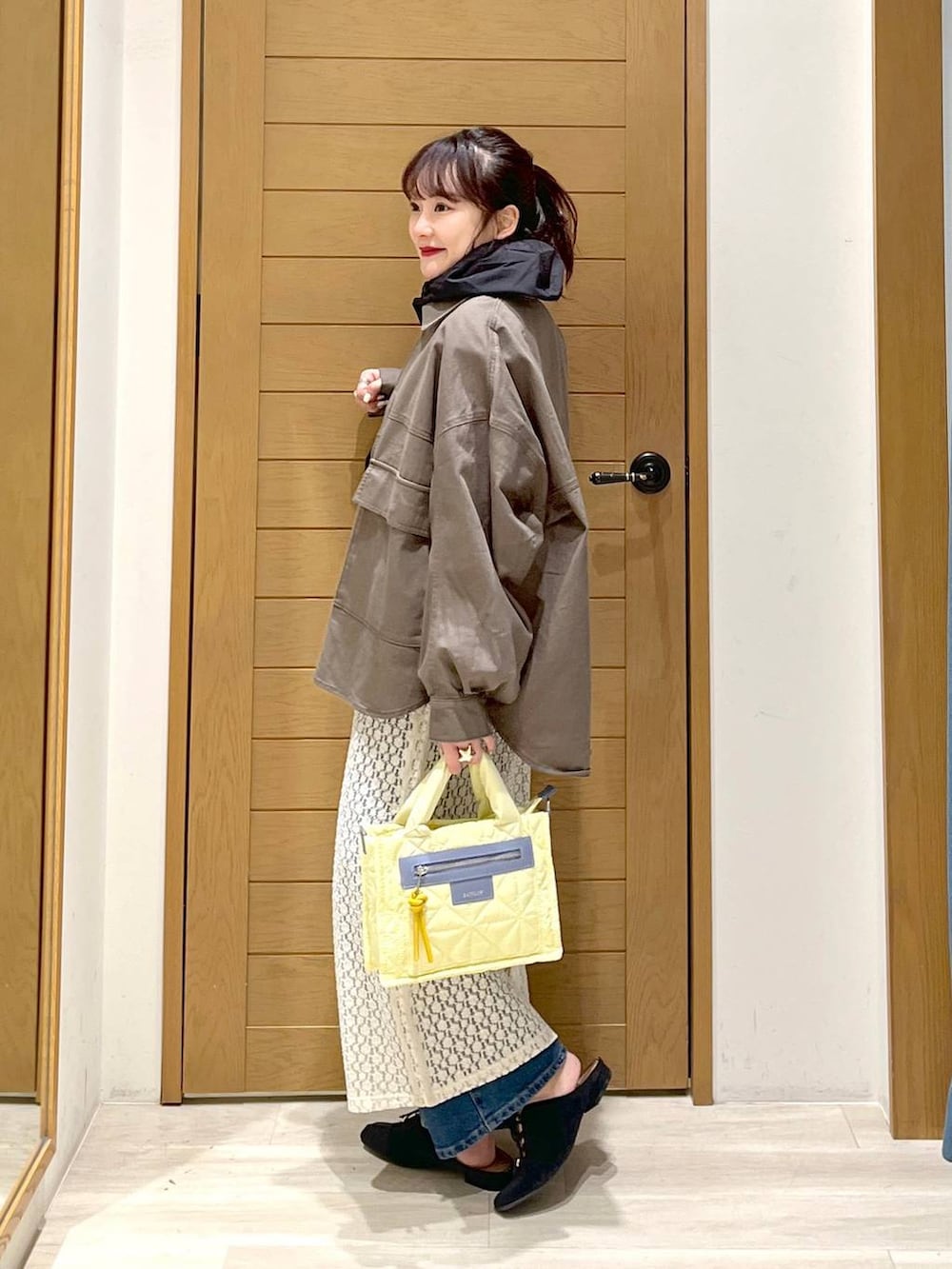 「ミリタリー、トートバッグ、春コーデ、レイヤードスタイル、メンズライク、デニムパンツ、ブルゾン、マウンテンパーカー、ロングスカート、カジュアル、着痩せ・細見え、体型カバー、ワンマイル、ママコーデ、楽ちんコーデ」|「THE NORTH FACEの【THE NORTH FACE(ザ・ノース・フェイス)】ショートコンパクトジャケット(ブルゾン、ブラック系)」を使った、haruna1028bfさん(レディース・158cm)の春コーディネートの3枚目の写真