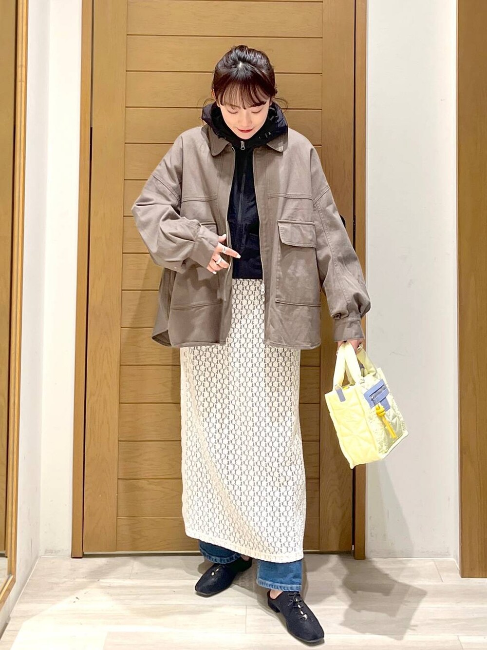 「ミリタリー、トートバッグ、春コーデ、レイヤードスタイル、メンズライク、デニムパンツ、ブルゾン、マウンテンパーカー、ロングスカート、カジュアル、着痩せ・細見え、体型カバー、ワンマイル、ママコーデ、楽ちんコーデ」|「THE NORTH FACEの【THE NORTH FACE(ザ・ノース・フェイス)】ショートコンパクトジャケット(ブルゾン、ブラック系)」を使った、haruna1028bfさん(レディース・158cm)の春コーディネートの5枚目の写真