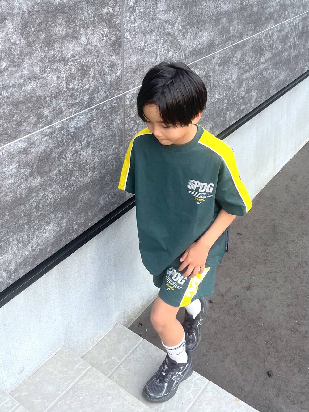 グリーン系のTシャツ/カットソー、グリーン系のその他パンツを着用したキッズの春コーディネートの2枚目の写真