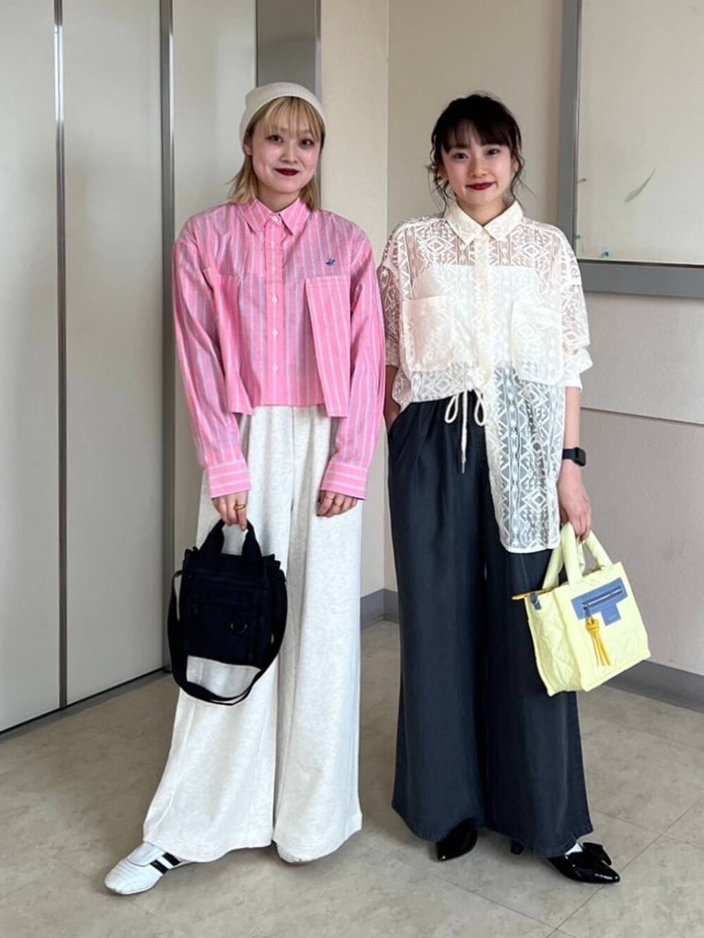 ピンク系のシャツ/ブラウス、ブラック系のパンプス、イエロー系のショルダーバッグを着用したレディースの春コーディネートの4枚目の写真