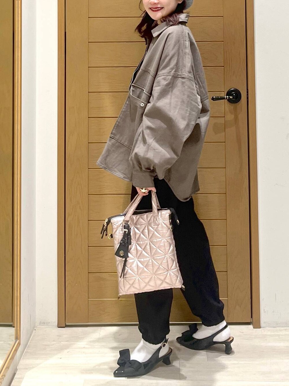 「カジュアル、着痩せ・細見え、体型カバー、ワンマイル、楽ちんコーデ、女子会、着痩せ、大人カジュアル、きれいめカジュアル、春コーデ、ママコーデ、BAYFLOW、春アウター、ヘルシー、スウェットパンツ」｜「BAYFLOWの[リボンがサイズUPして登場♪]フレフィットリボンミュール2（パンプス、ブラック系）」を使った、haruna1028bfさん（レディース・158cm）の春コーディネートの5枚目の写真