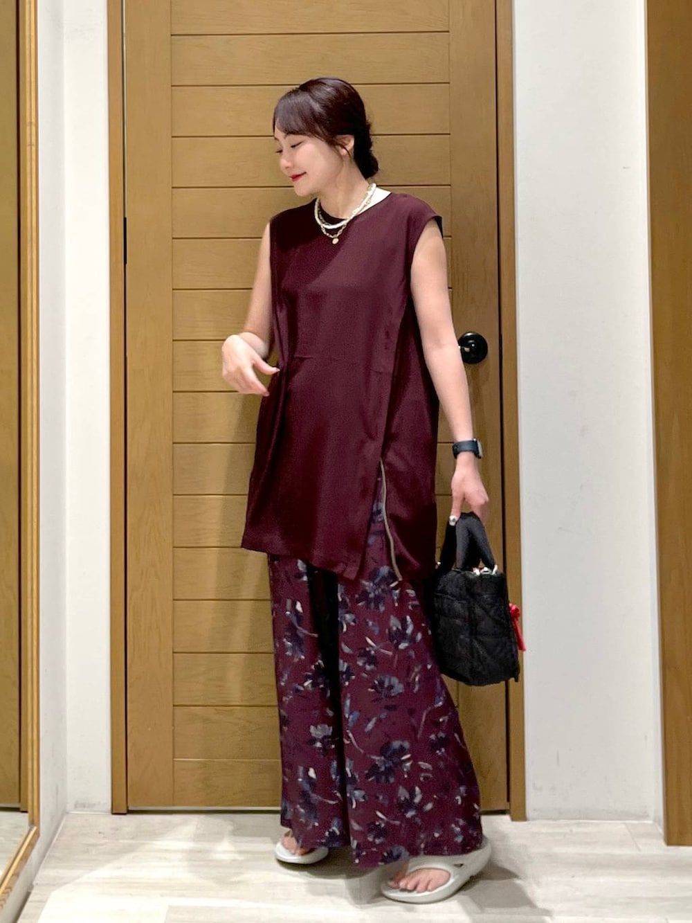 グレー系のショルダーバッグ、グレー系のサンダル、レッド系のその他パンツを着用したレディースの夏コーディネートの2枚目の写真