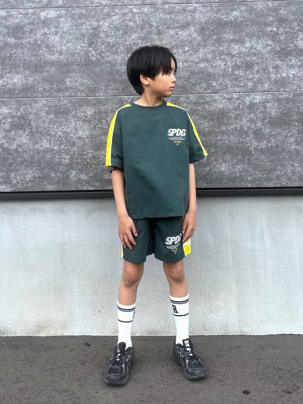 グリーン系のTシャツ/カットソー、グリーン系のその他パンツを着用したキッズの春コーディネートの5枚目の写真