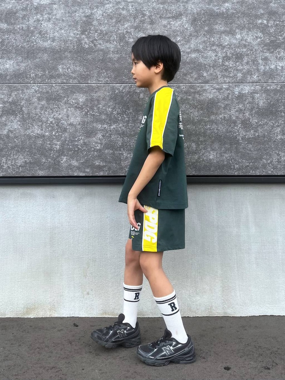 グリーン系のTシャツ/カットソー、グリーン系のその他パンツを着用したキッズの春コーディネートの4枚目の写真