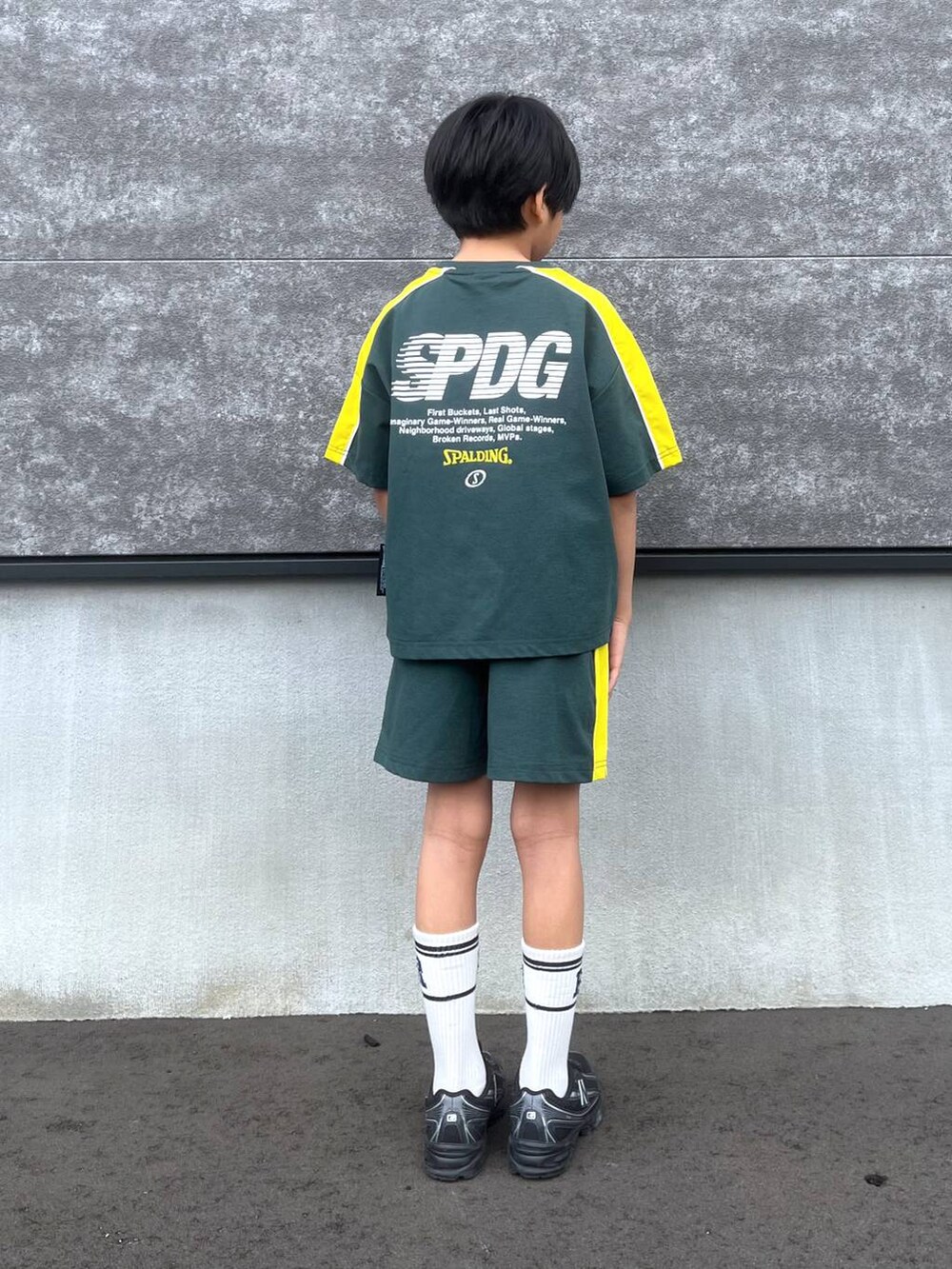 グリーン系のTシャツ/カットソー、グリーン系のその他パンツを着用したキッズの春コーディネートの6枚目の写真