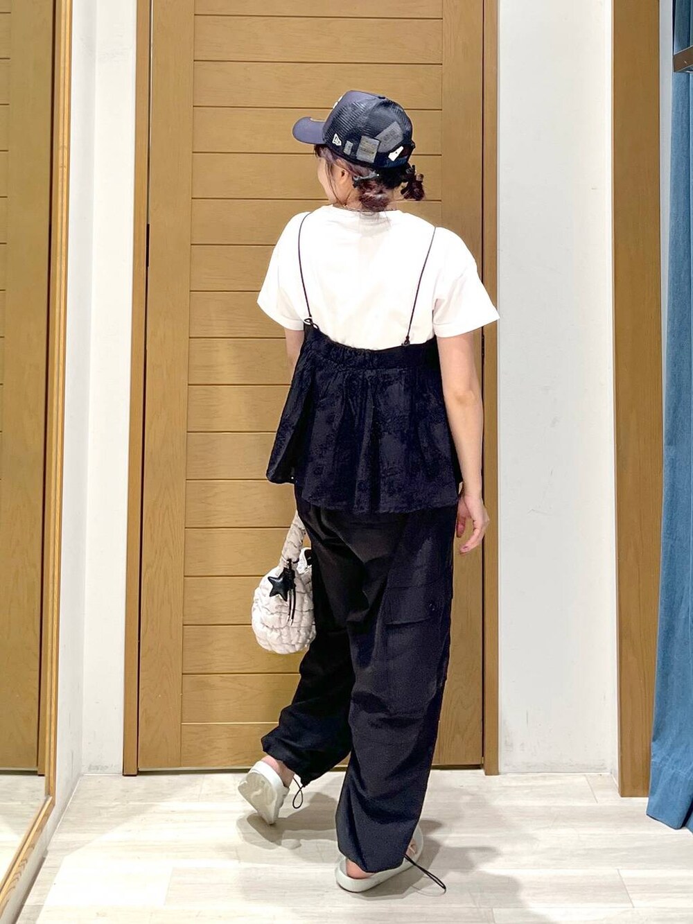 ホワイト系のTシャツ/カットソー、ブラック系のその他パンツ、グレー系のサンダルを着用したレディースの夏コーディネートの4枚目の写真