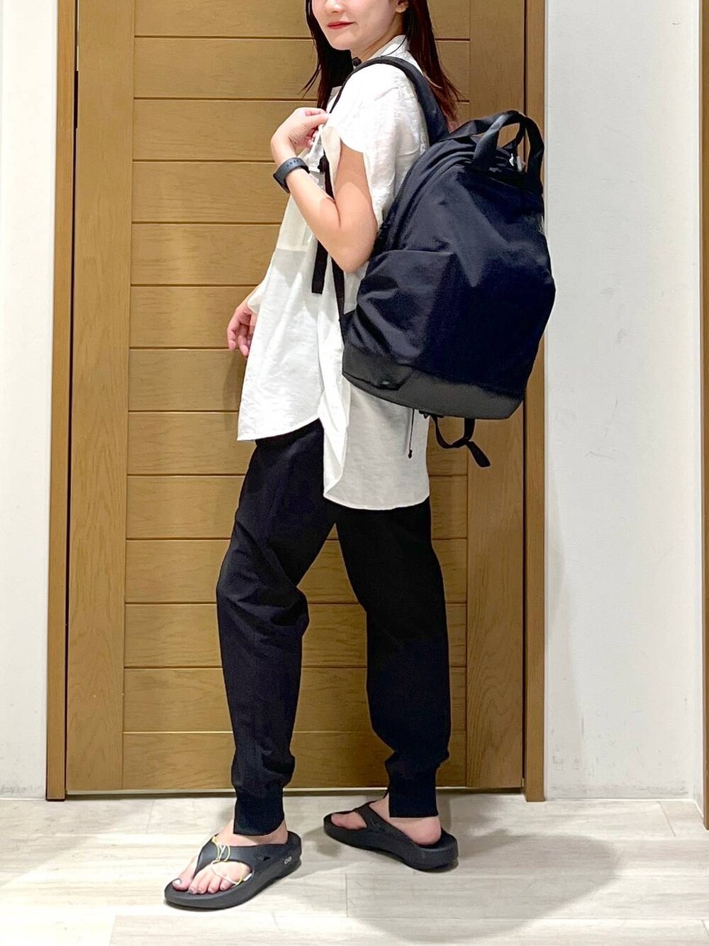 ブラック系のその他パンツ、ホワイト系のシャツ/ブラウス、ブラック系のサンダルを着用したレディースの夏コーディネートの2枚目の写真