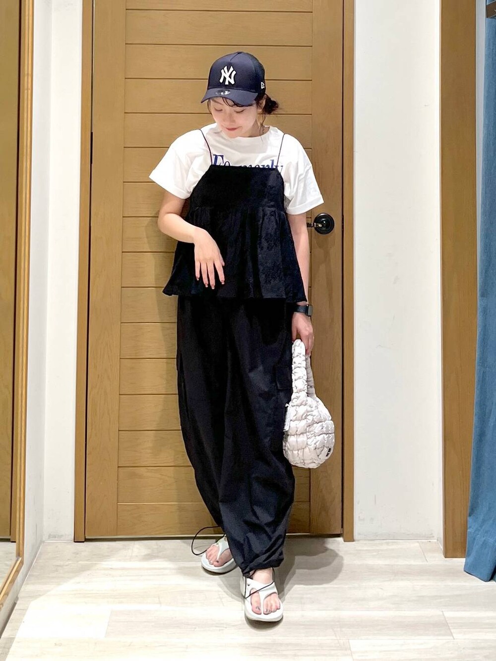 ホワイト系のTシャツ/カットソー、ブラック系のその他パンツ、グレー系のサンダルを着用したレディースの夏コーディネートの3枚目の写真