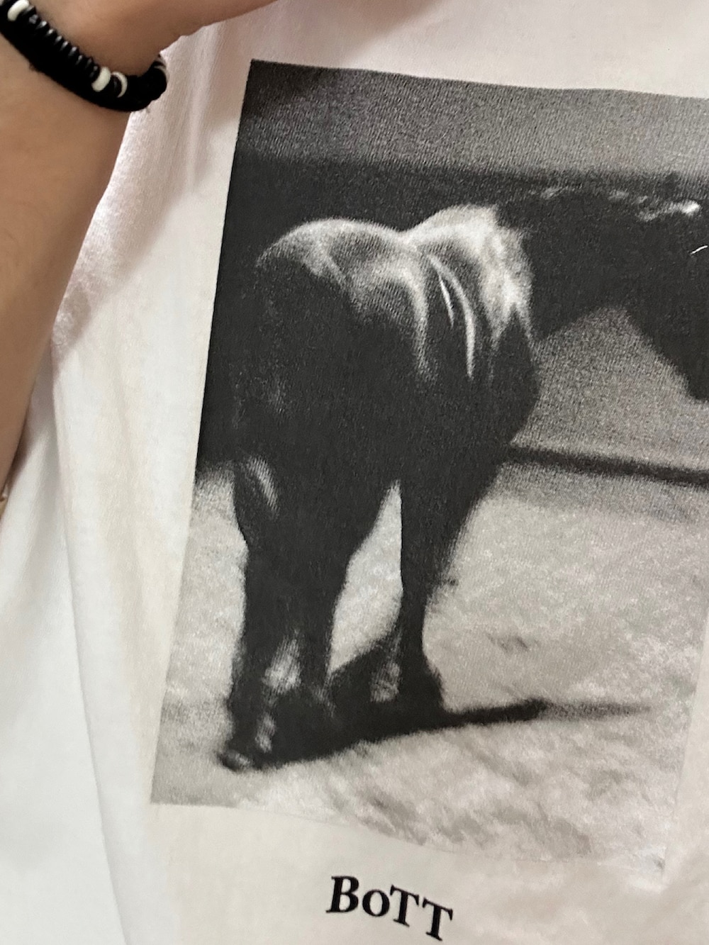 ブラック系のスニーカー、ブラック系のデニムパンツ、ブルー系のメッセンジャーバッグを着用したメンズの秋コーディネートの2枚目の写真