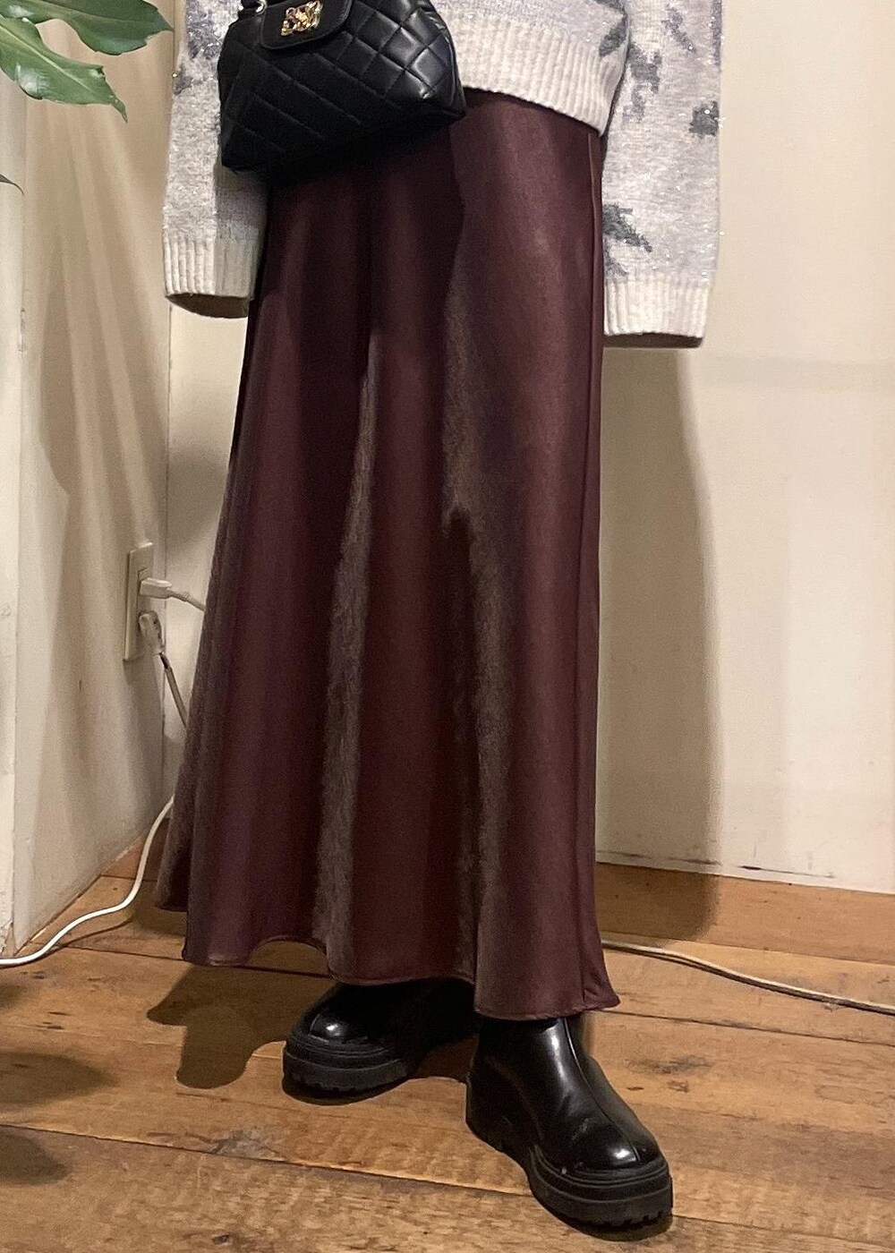 ブラック系のブーツ、グレー系のニット/セーター、ブラウン系のスカートを着用したレディースの冬コーディネートの8枚目の写真