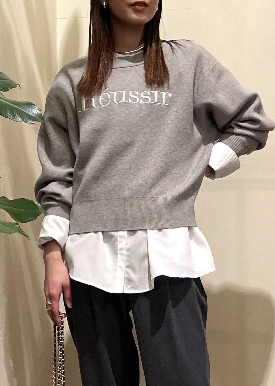 ホワイト系のブーツ、ホワイト系のシャツ/ブラウス、グレー系のニット/セーターを着用したレディースの秋コーディネートの5枚目の写真