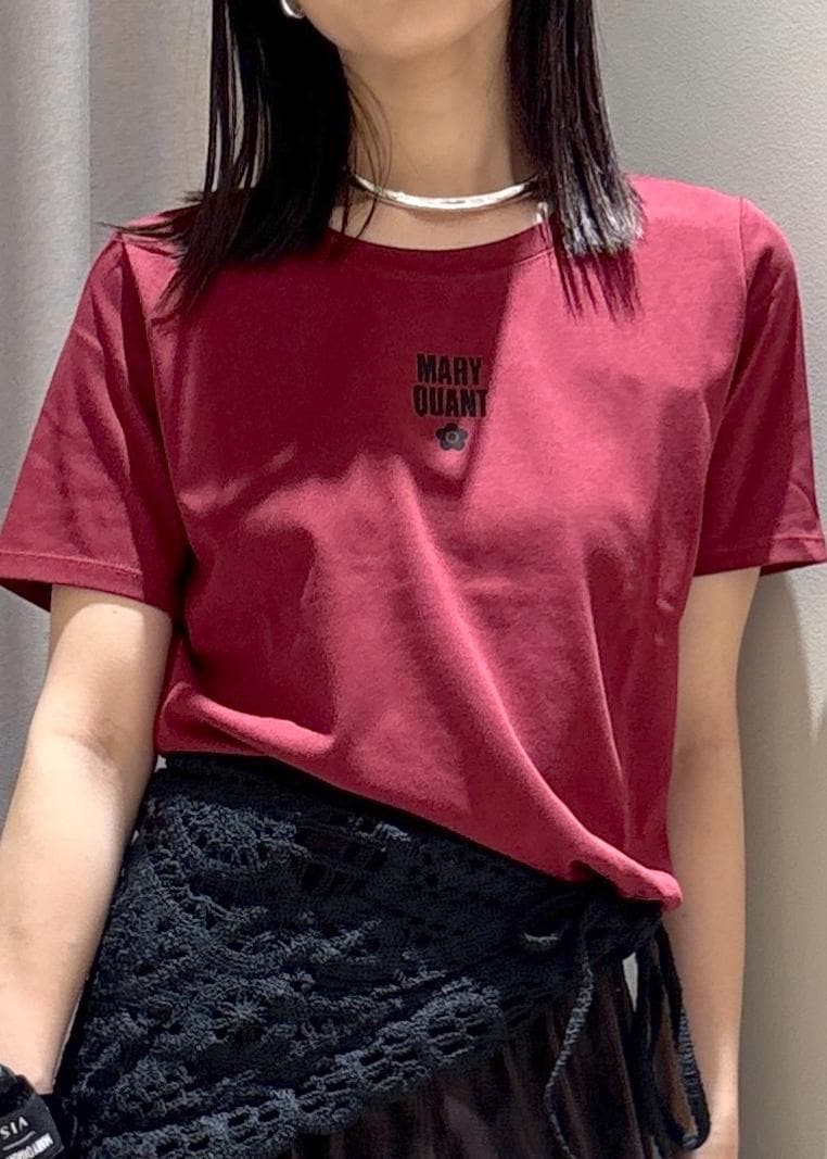 ブラック系のショルダーバッグ、ブラック系のパンプス、レッド系のTシャツ/カットソーを着用したレディースの夏コーディネートの5枚目の写真