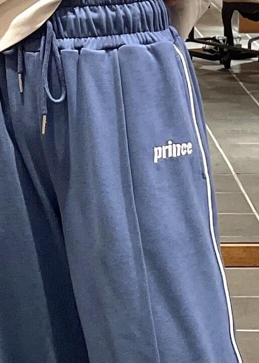 シルバー系のパンプス、ベージュ系のTシャツ/カットソー、ブルー系のその他パンツを着用したレディースの夏コーディネートの8枚目の写真