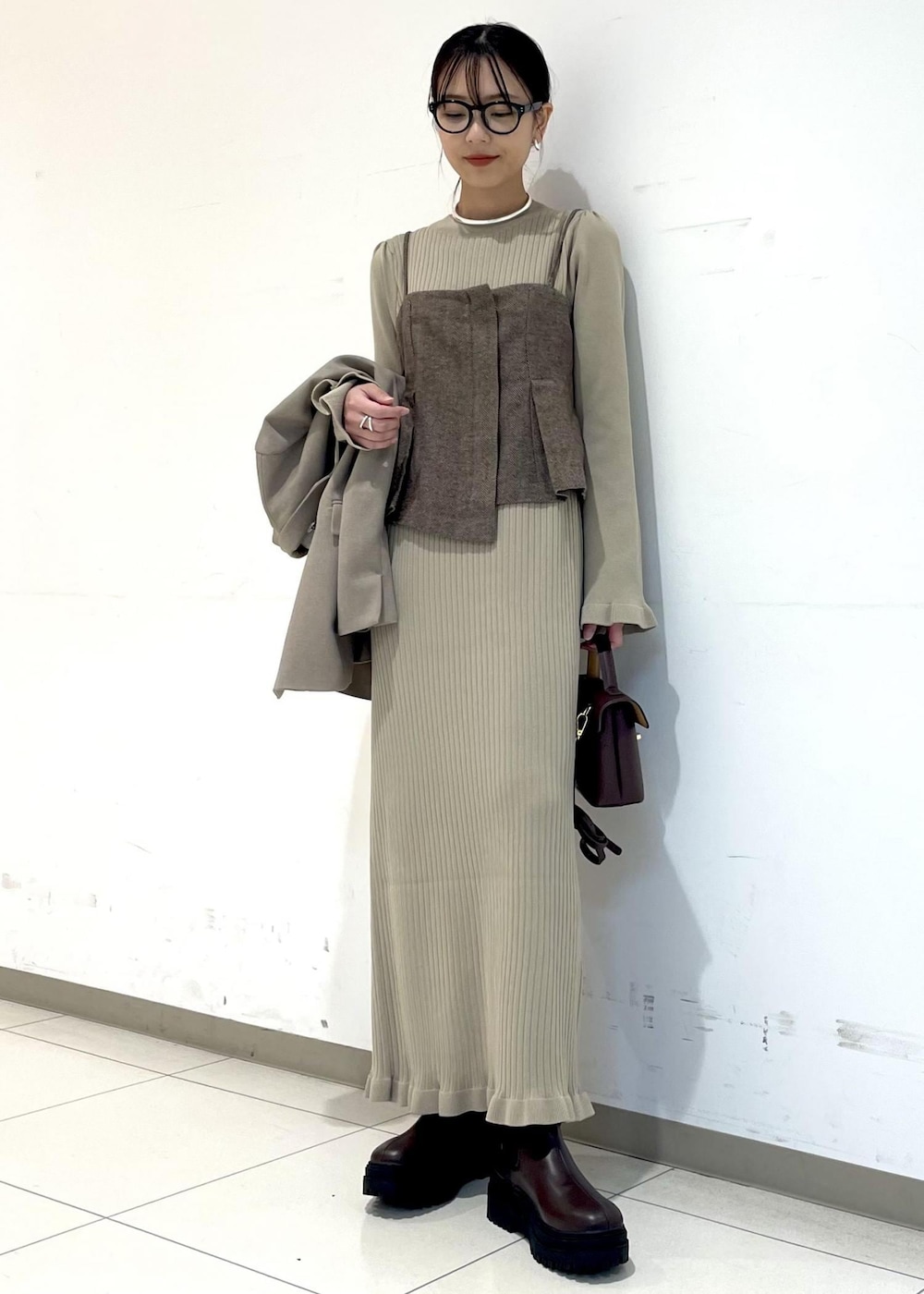 「ワンピ、ビスチェ、ビスチェコーデ、秋服、秋服コーデ、ジャケット、ジャケットコーデ、ジャケットスタイル、厚底、厚底ブーツ、ベージュ、ブラウン、ミニバッグ、初秋コーデ、秋コーデ」｜「VISの【2WAY】ひねり金具ワンハンドルミニショルダーバッグ（ショルダーバッグ、ブラウン系）」を使った、akariさん（レディース・161cm）の秋コーディネートの2枚目の写真
