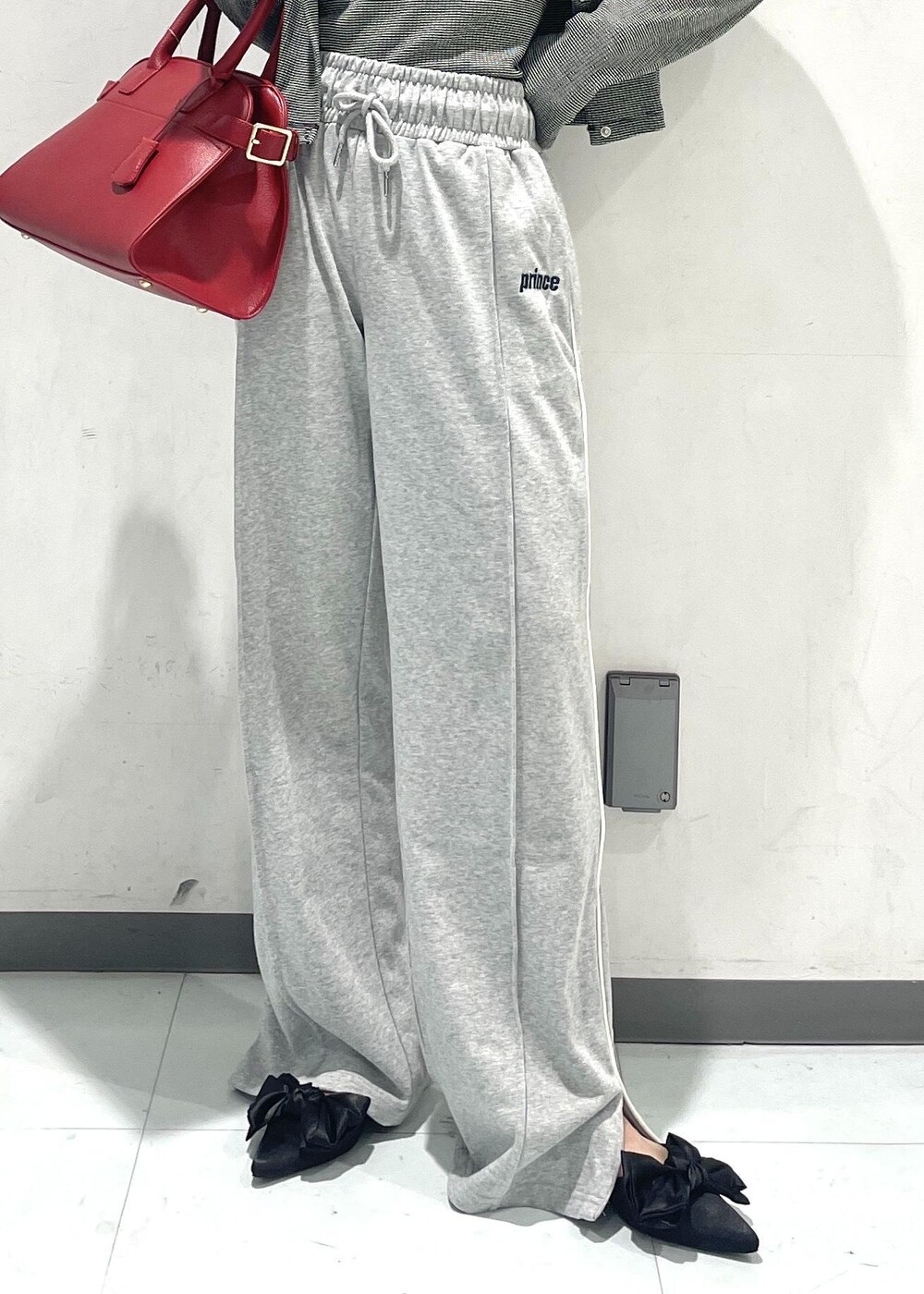 ブラック系のサンダル、ブラック系のアンサンブル、グレー系のその他パンツを着用したレディースの夏コーディネートの5枚目の写真