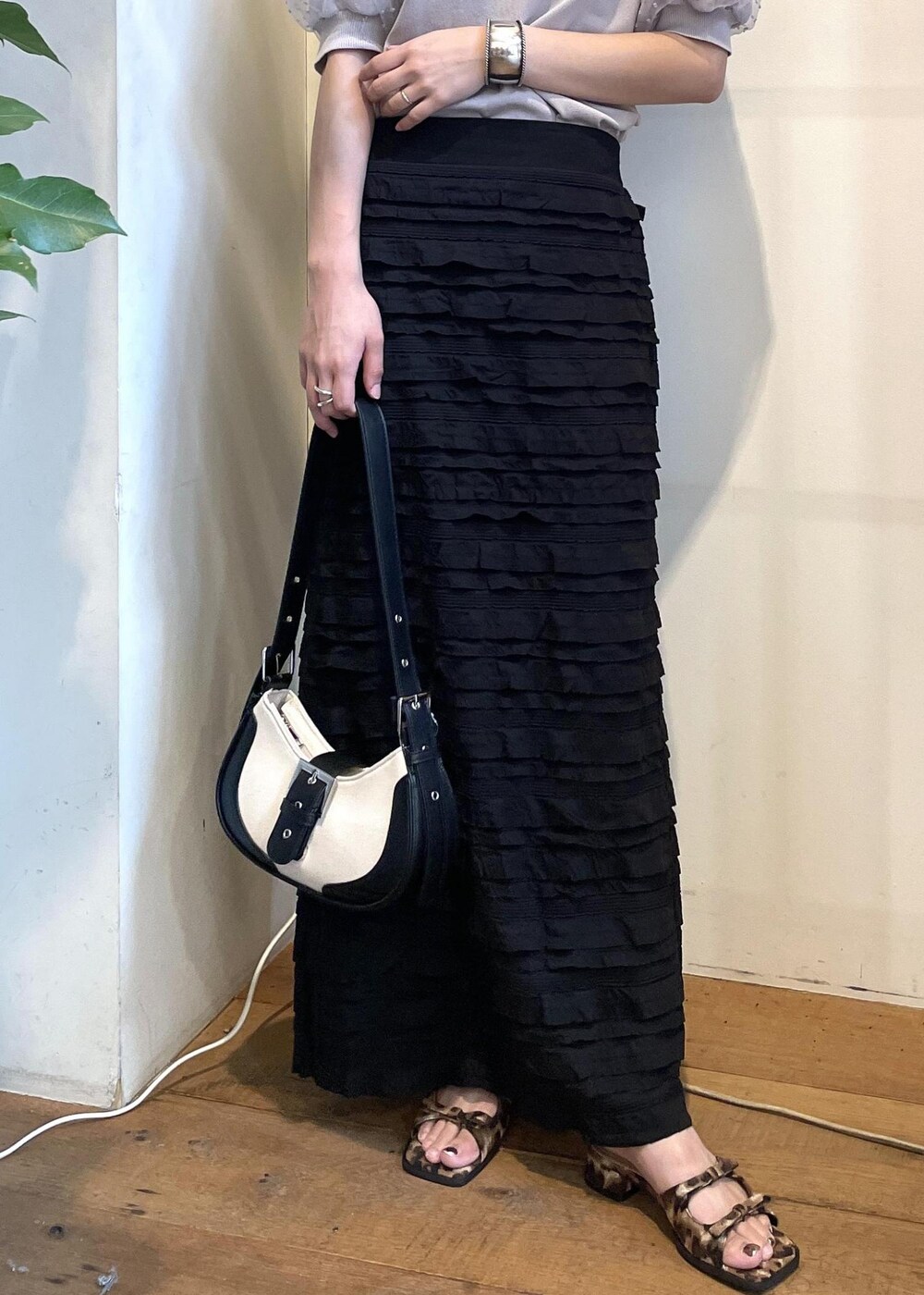 その他のサンダル、グレー系のニット/セーター、ブラック系のショルダーバッグを着用したレディースの夏コーディネートの6枚目の写真