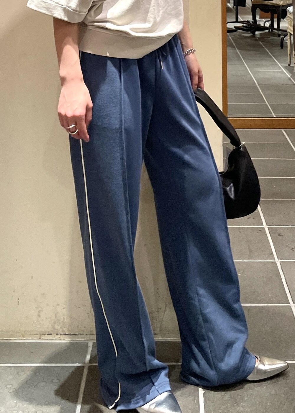 シルバー系のパンプス、ベージュ系のTシャツ/カットソー、ブルー系のその他パンツを着用したレディースの夏コーディネートの6枚目の写真