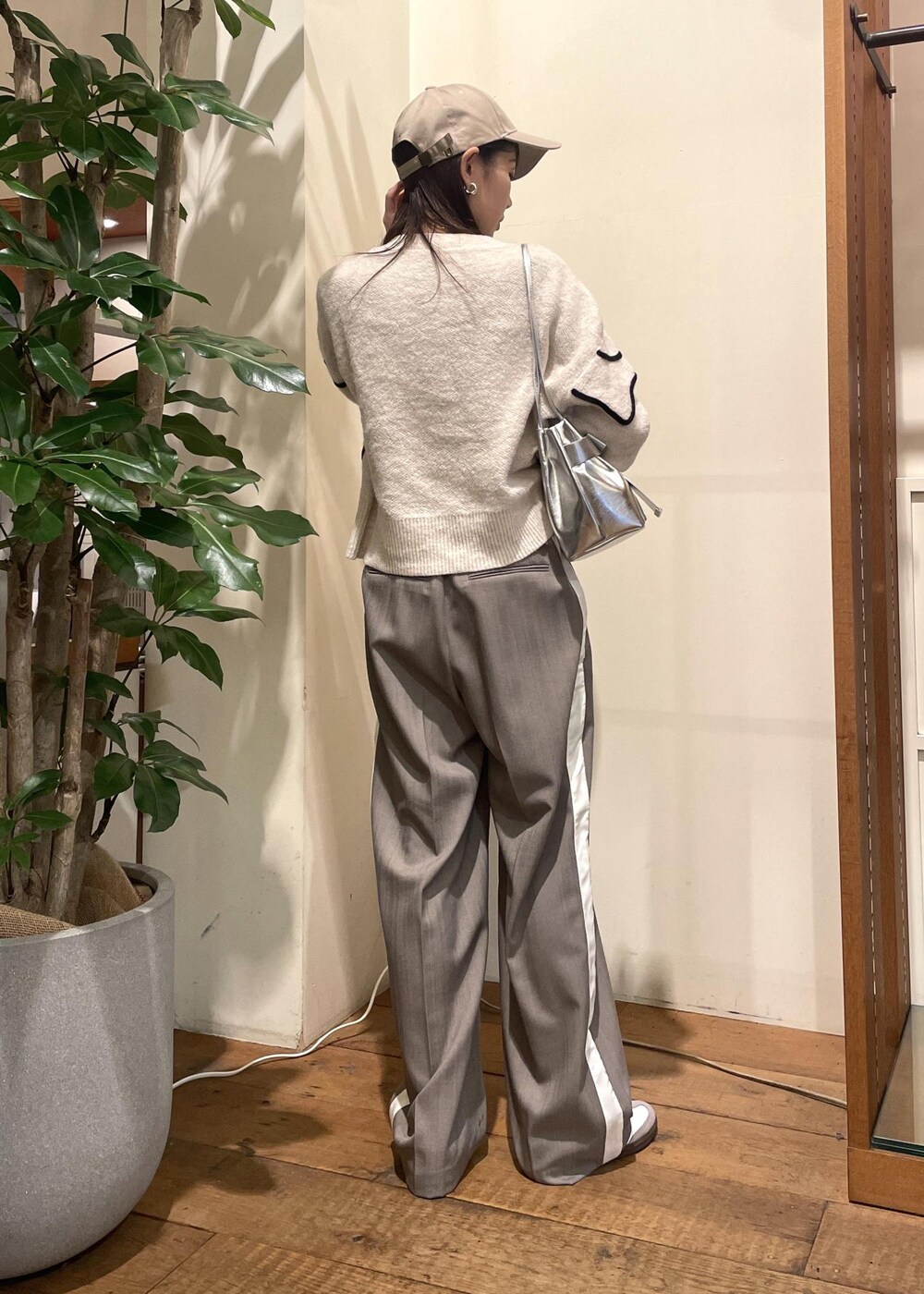 「ニット、刺繍、パンツ、ワイドパンツ、ラインパンツ、キャップ、ベージュ、ワントーン、ワントーンコーデ、シルバー、バッグ、初春コーデ、春コーデ、お出かけコーデ、旅行コーデ」｜「VISのロゴマーク刺繍キャップ（キャップ、ベージュ系）」を使った、akariさん（レディース・161cm）の冬コーディネートの3枚目の写真