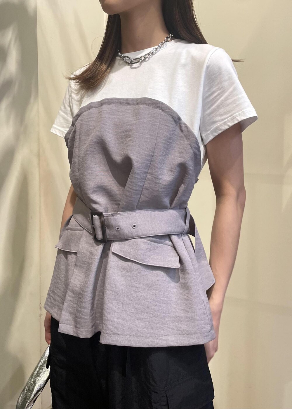 「美easy、春服、春服コーデ、春コーデ、24SS春の新作、カーゴパンツ、コラボ、グラミチ、お出かけコーデ、休日コーデ、休日スタイル、カジュアル、大人カジュアル、ショルダーバッグ、スポーツミックス」｜「VISの【ご好評につき追加生産】【2WAY】ひねり金具ワンハンドルミニショルダーバッグ（ショルダーバッグ、イエロー系）」を使った、akariさん（レディース・161cm）の春コーディネートの4枚目の写真