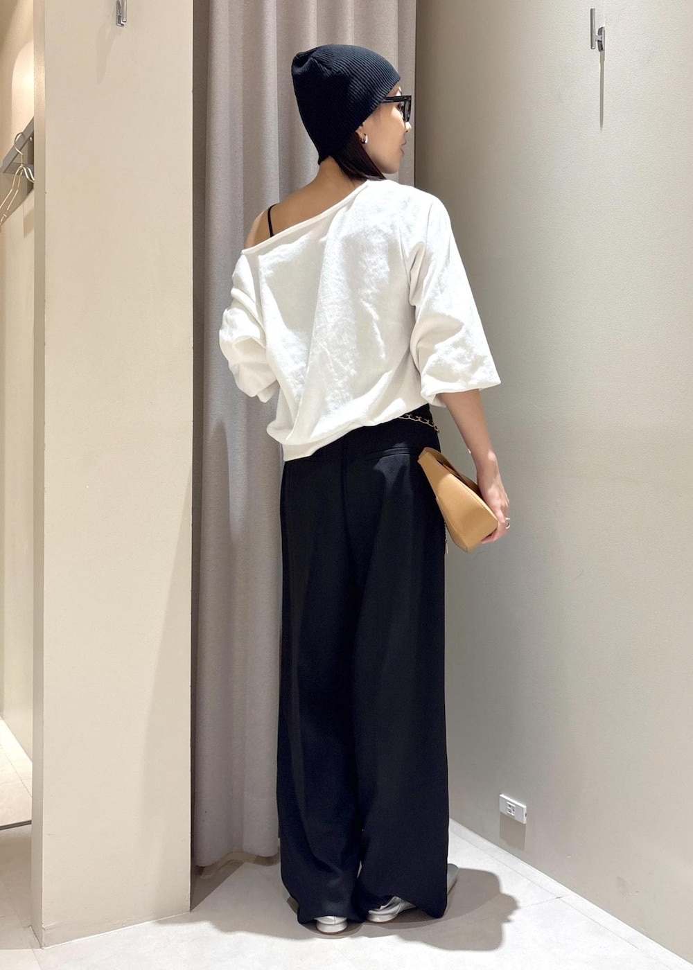 イエロー系のショルダーバッグ、ブラック系のその他パンツ、シルバー系のパンプスを着用したレディースの秋コーディネートの3枚目の写真