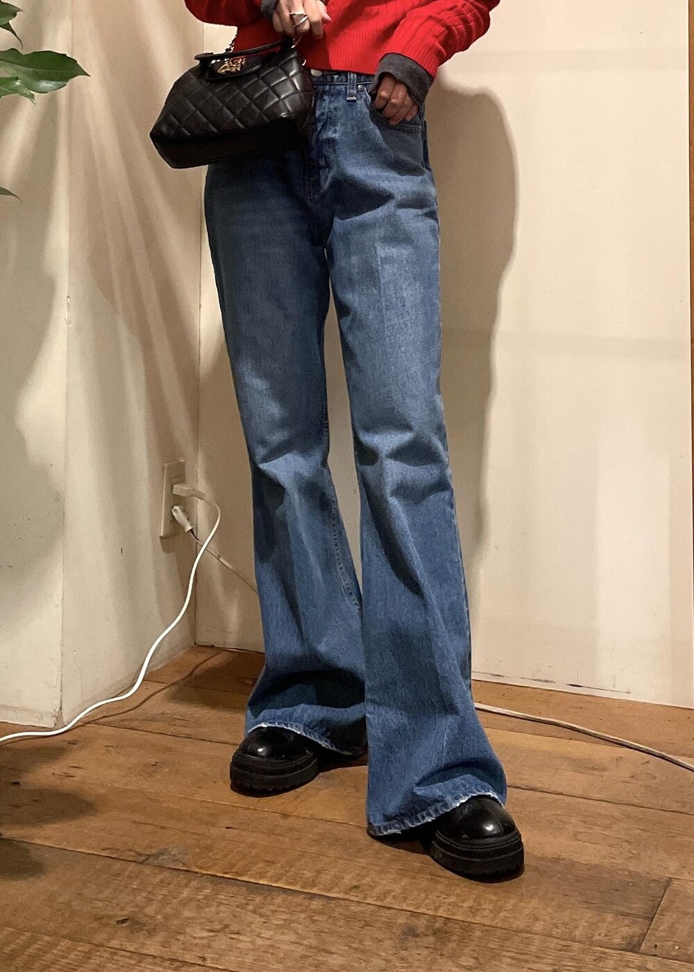 ブルー系のデニムパンツ、ブラック系のブーツ、グレー系のTシャツ/カットソーを着用したレディースの冬コーディネートの6枚目の写真