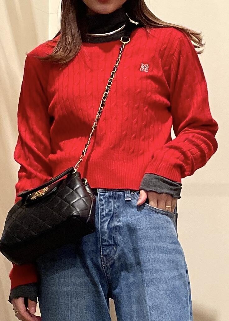 ブルー系のデニムパンツ、ブラック系のブーツ、グレー系のTシャツ/カットソーを着用したレディースの冬コーディネートの4枚目の写真