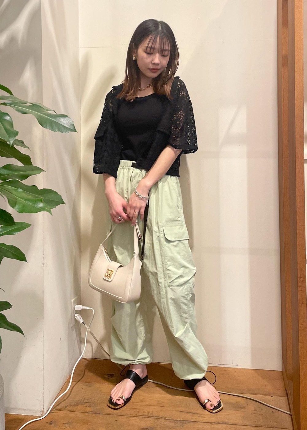 「グラミチ、カーゴパンツ、カーディガン、クロシェ、レース、カジュアル、大人カジュアル、サンダル、バッグ、ハンドバッグ、お出かけコーデ、VIS、フェス、BBQ、小旅行」｜「VISの【追加】【180℃美人見え】ハンドルリボンワンショルダーバッグ（ハンドバッグ、ホワイト系）」を使った、akariさん（レディース・161cm）の春コーディネートの2枚目の写真