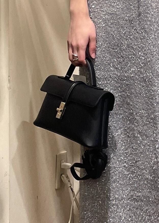 グレー系のスカート、ブルー系のデニムパンツ、ブラック系のショルダーバッグを着用したレディースの冬コーディネートの7枚目の写真