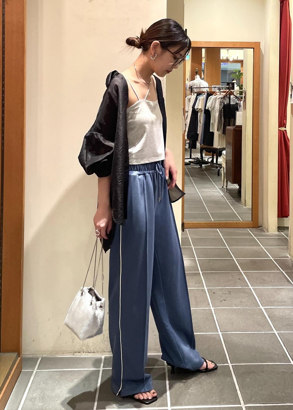 「シルバー、ミニ、巾着、チェーン、ブラック、長袖、シャツ、オーバーサイズ、ブルー、ヒール、ローヒール、初夏コーデ、夏コーデ、お出かけコーデ、スポーツミックス」｜「VISのメタル釦シンプルシアーシャツ（シャツ/ブラウス、ブラック系）」を使った、akariさん（レディース・161cm）の夏コーディネートの2枚目の写真