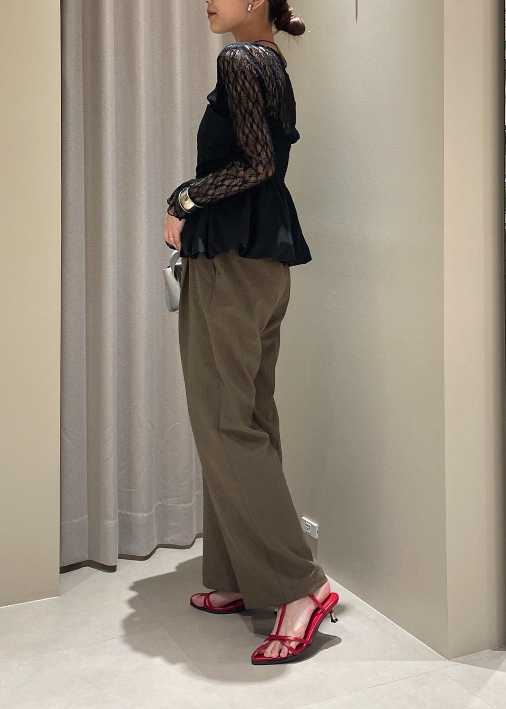 ブラック系のTシャツ/カットソー、シルバー系のショルダーバッグ、レッド系のサンダルを着用したレディースの春コーディネートの3枚目の写真