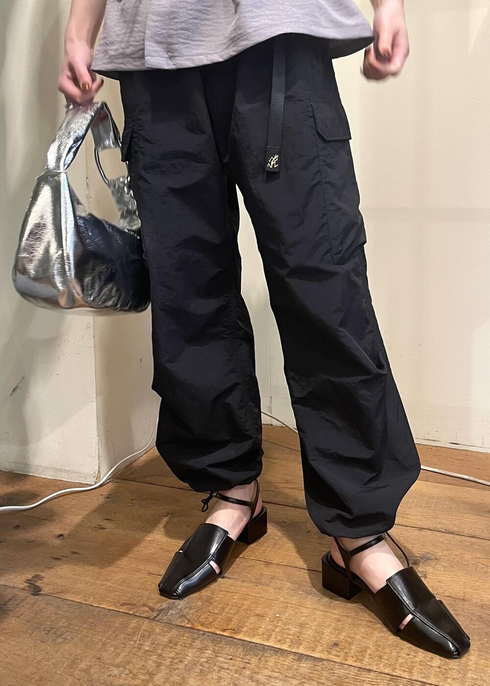 「美easy、春服、春服コーデ、春コーデ、24SS春の新作、カーゴパンツ、コラボ、グラミチ、お出かけコーデ、休日コーデ、休日スタイル、カジュアル、大人カジュアル、ショルダーバッグ、スポーツミックス」｜「VISの【ご好評につき追加生産】【2WAY】ひねり金具ワンハンドルミニショルダーバッグ（ショルダーバッグ、イエロー系）」を使った、akariさん（レディース・161cm）の春コーディネートの3枚目の写真