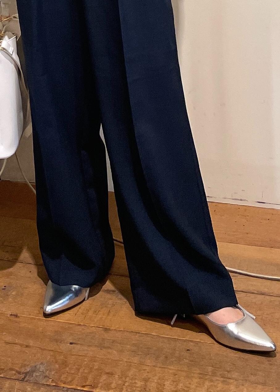 ブルー系のスラックス、グレー系のシャツ/ブラウス、シルバー系のパンプスを着用したレディースの秋コーディネートの6枚目の写真