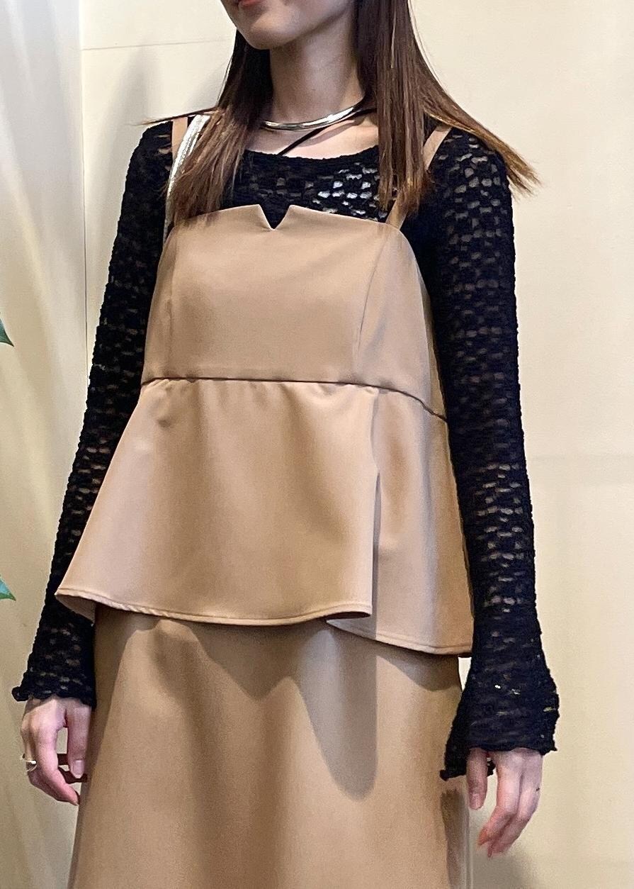 シルバー系のショルダーバッグ、ブラック系のブーツ、ブラック系のTシャツ/カットソーを着用したレディースの秋コーディネートの3枚目の写真
