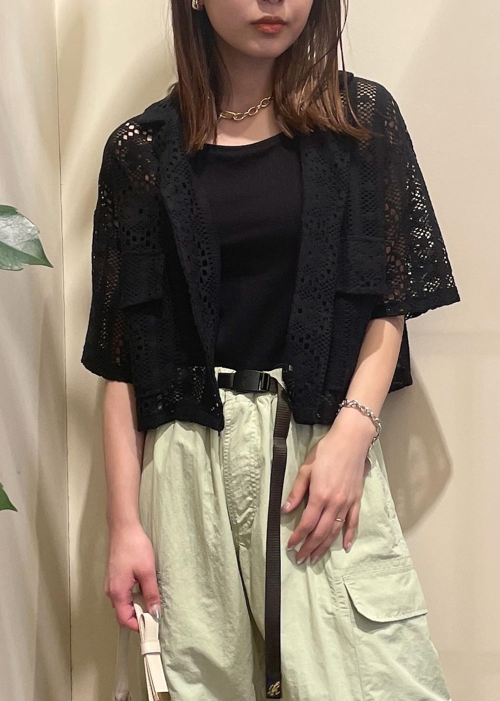 「グラミチ、カーゴパンツ、カーディガン、クロシェ、レース、カジュアル、大人カジュアル、サンダル、バッグ、ハンドバッグ、お出かけコーデ、VIS、フェス、BBQ、小旅行」｜「VISの【追加】【180℃美人見え】ハンドルリボンワンショルダーバッグ（ハンドバッグ、ホワイト系）」を使った、akariさん（レディース・161cm）の春コーディネートの4枚目の写真