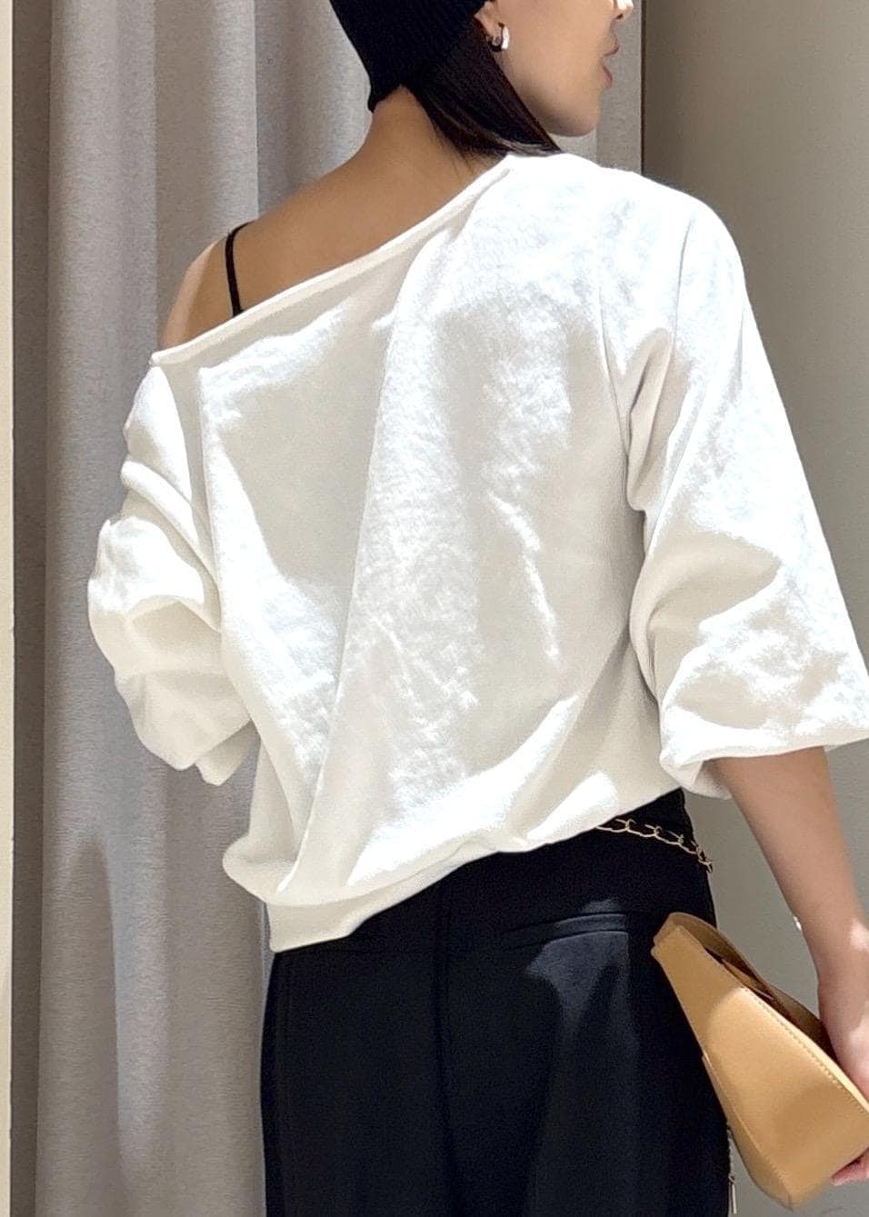 イエロー系のショルダーバッグ、ブラック系のその他パンツ、シルバー系のパンプスを着用したレディースの秋コーディネートの6枚目の写真