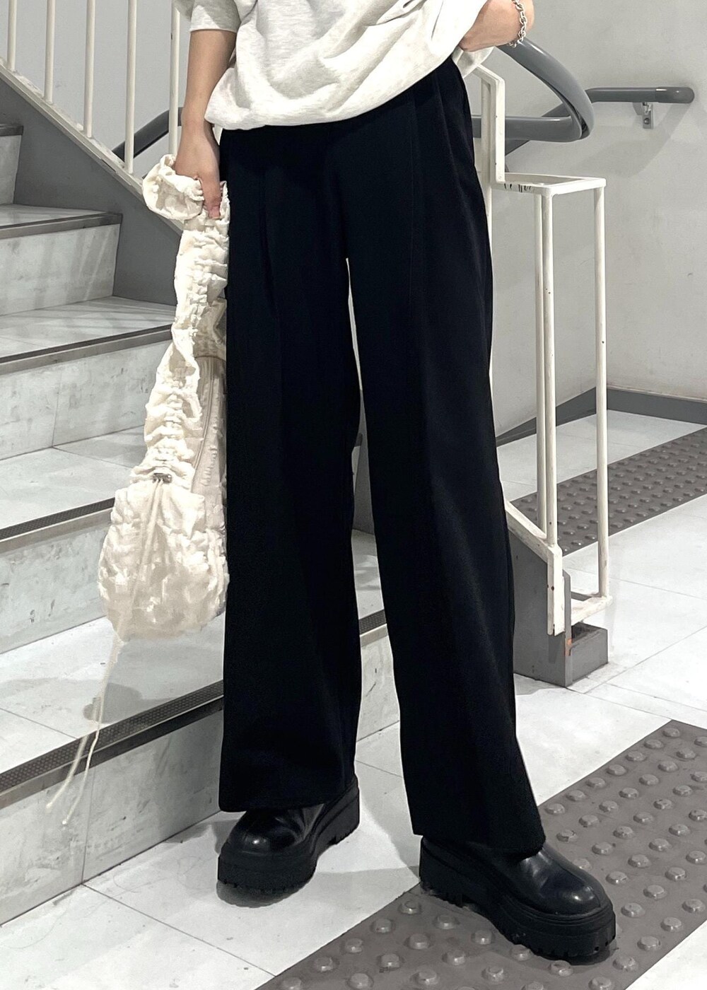 ブラック系のブーツ、ホワイト系のショルダーバッグ、ホワイト系のスウェットを着用したレディースの秋コーディネートの8枚目の写真