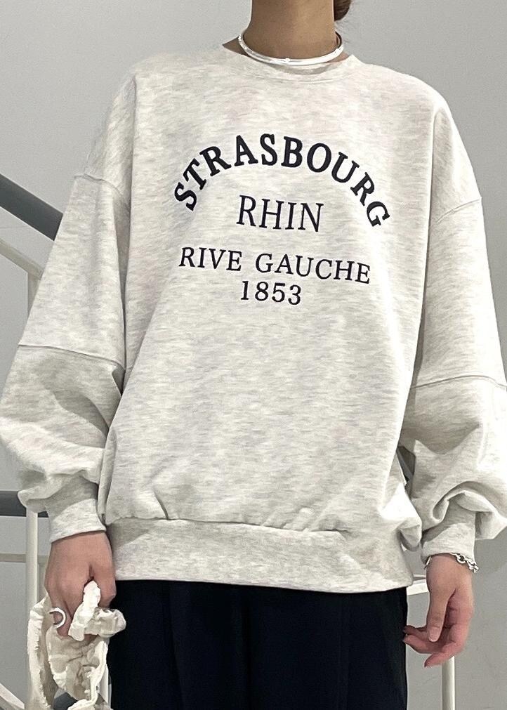 ブラック系のブーツ、ホワイト系のショルダーバッグ、ホワイト系のスウェットを着用したレディースの秋コーディネートの7枚目の写真