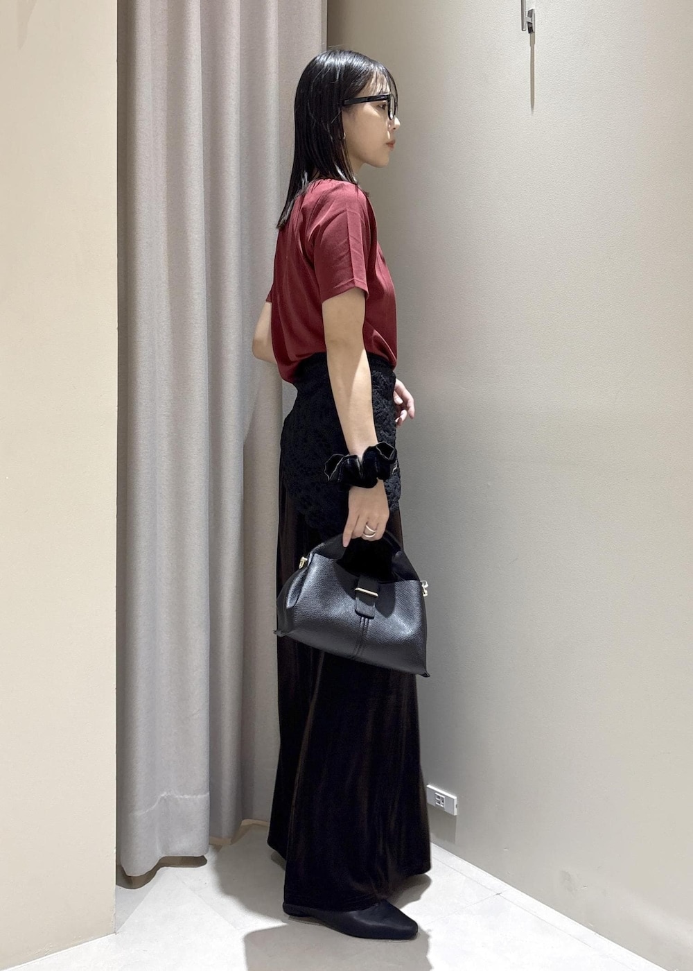 ブラック系のショルダーバッグ、ブラック系のパンプス、レッド系のTシャツ/カットソーを着用したレディースの夏コーディネートの3枚目の写真