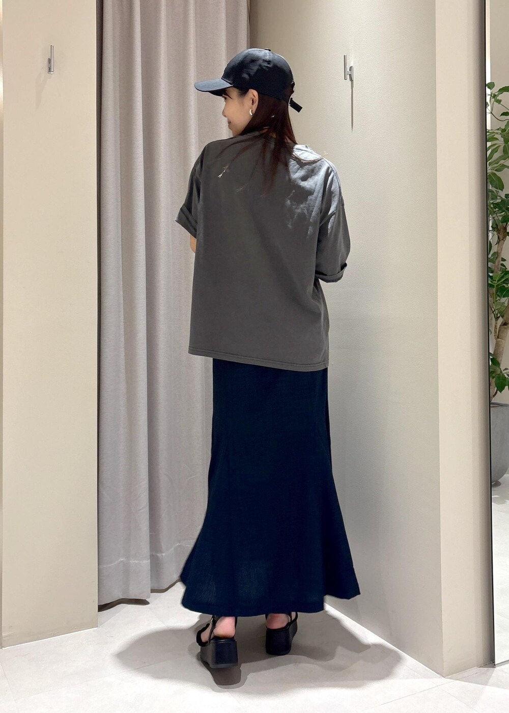 ホワイト系のハンドバッグ、ブルー系のスカート、グレー系のTシャツ/カットソーを着用したレディースの春コーディネートの4枚目の写真