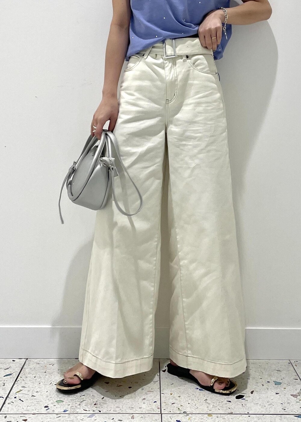 ベージュ系のサンダル、ブルー系のTシャツ/カットソー、ホワイト系のデニムパンツを着用したレディースの夏コーディネートの4枚目の写真