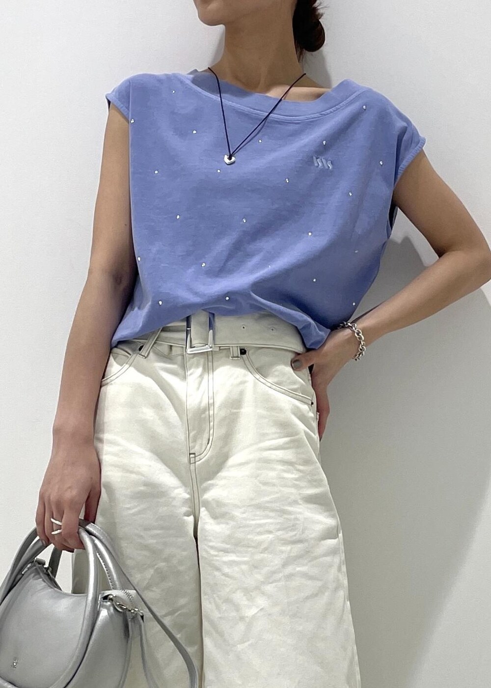 ベージュ系のサンダル、ブルー系のTシャツ/カットソー、ホワイト系のデニムパンツを着用したレディースの夏コーディネートの5枚目の写真