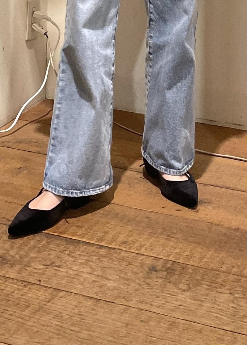 ベージュ系のニット/セーター、ホワイト系のTシャツ/カットソー、ブルー系のデニムパンツを着用したレディースの冬コーディネートの5枚目の写真
