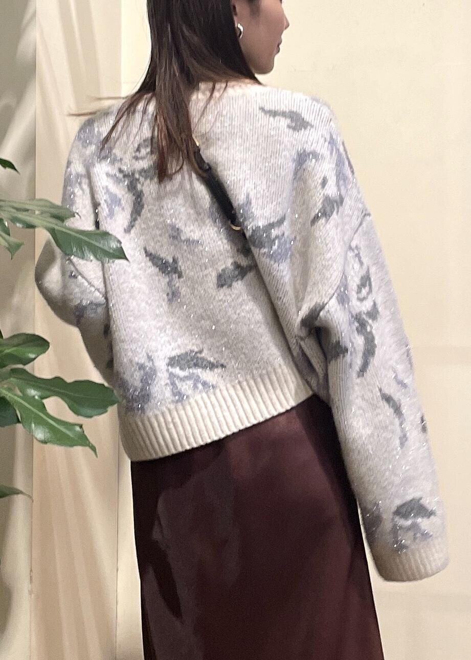 ブラック系のブーツ、グレー系のニット/セーター、ブラウン系のスカートを着用したレディースの冬コーディネートの6枚目の写真